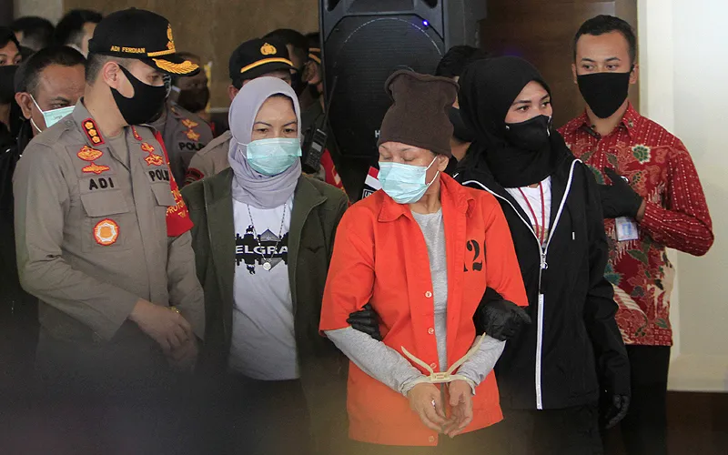 Maria Pauline Lumowa merupakan salah satu tersangka pelaku pembobolan kas Bank BNI Cabang Kebayoran Baru senilai Rp 1,7 triliun lewat Letter of Credit (L/C) fiktif pada periode Oktober 2002 hingga Juli 2003. Robinsar Nainggolan
