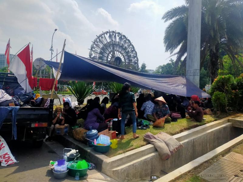 Suku Anak Dalam dan Petani Jambi melakukan aksi di depan Istana Negara, Jakarta tuntut tanah mereka dikembalikan (Ist)
