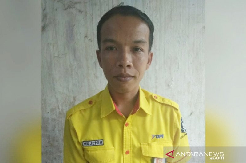 Mujenih (30) petugas kebersihan kereta rel listrik (KRL) yang menemukan uang senilai Rp500 juta di gerbong kereta saat parkir di Stasiun Bogor. Foto: ANTARA/HO-Dokumen Pribadi