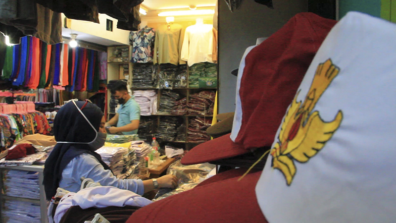 Penjual baju seragam sekolah (Ulin Nuha/law-justice.co)