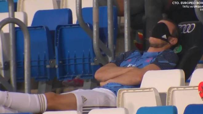 Gareth Bale tampak tertidur saat pertandingan melawan Alaves (Foto: Marca)