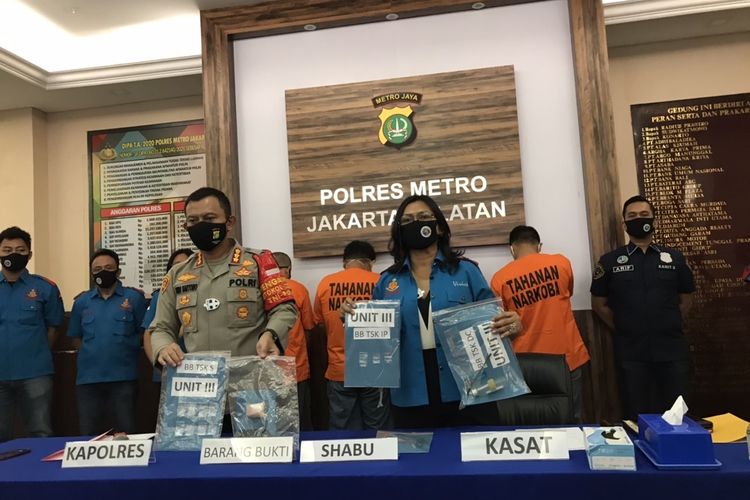 Unit Satuan Narkoba Polres Jakarta Selatan menangkap empat orang pemakai sabu-sabu berinisial S, IP, DC, dan Dsk pada Senin (6/7/2020) pukul 18.00 WIB.(KOMPAS.com/WAHYU ADITYO PRODJO)