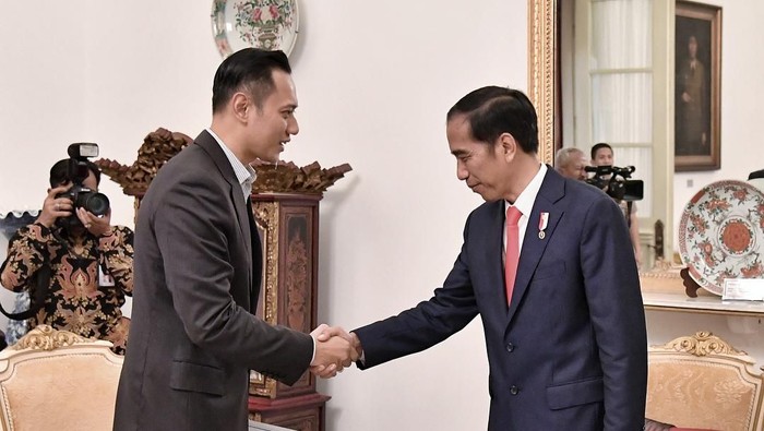 PDI Perjuangan Berpeluang Tinggalkan Jokowi Jika AHY Masuk Kabinet. (Detik).