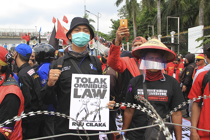 Kumpulan serikat buruh, mahasiswa, dan elemen organisasi masyarakat sipil lainnya turun ke jalan dan melakukan protes di DPR/MPR, Jakarta, Kamis (16/07). Ulin Nuha/law-justice.co