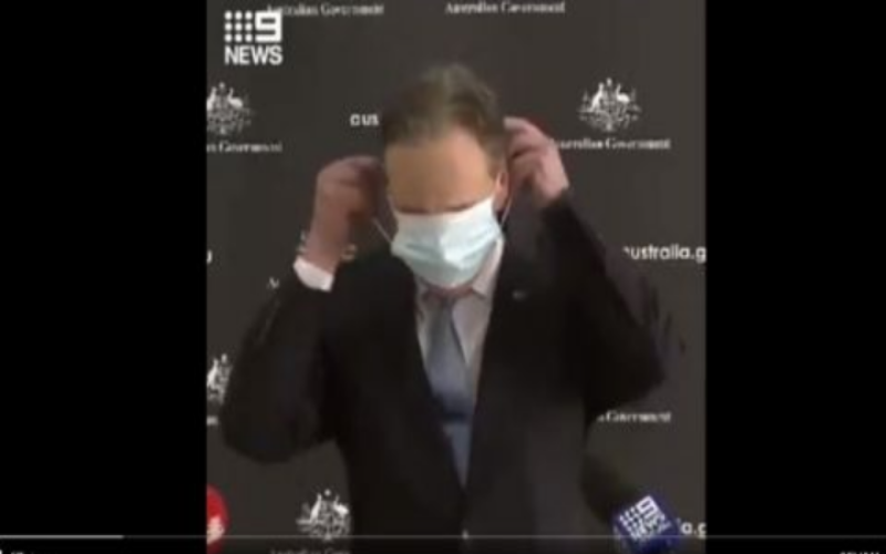 Menteri Kesehatan Australia, Greg Hunt Kesulitan Gunakan Masker. (Suara)