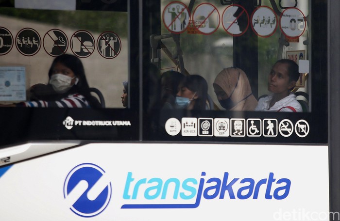 Penumpang bus TransJakarta meninggal mendadak di Halte Slipi (detikcom)
