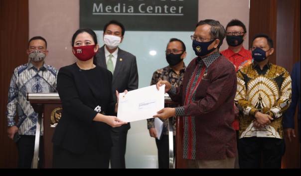 Ketua DPR Puan Maharani didampingi pimpinan DPR lainnya bersama Menkopolhukam Mahfud MD dan jajaran menteri pemerintah saat konferensi pers terkait dengan Rancangan Undang-Undang Haluan Ideologi Pancasila (RUU HIP) diubah menjadi RUU BPIP (Badan Pembinaan Ideologi Pancasila) di Gedung DPR, Jakarta, Kamis (16/7/2020). (Sumber: Humas DPR)