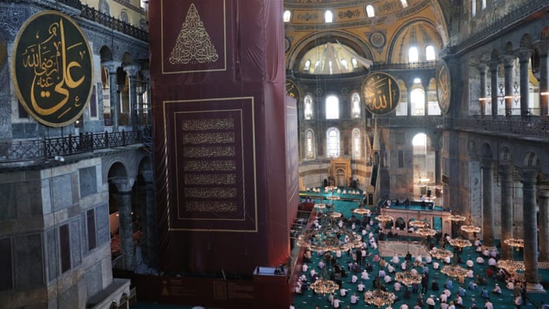 Jemaah sholat Jumat untuk pertama kalinya sejak 90 tahun tahun terakhir di Hagia Sophia (Al Jazeera)
