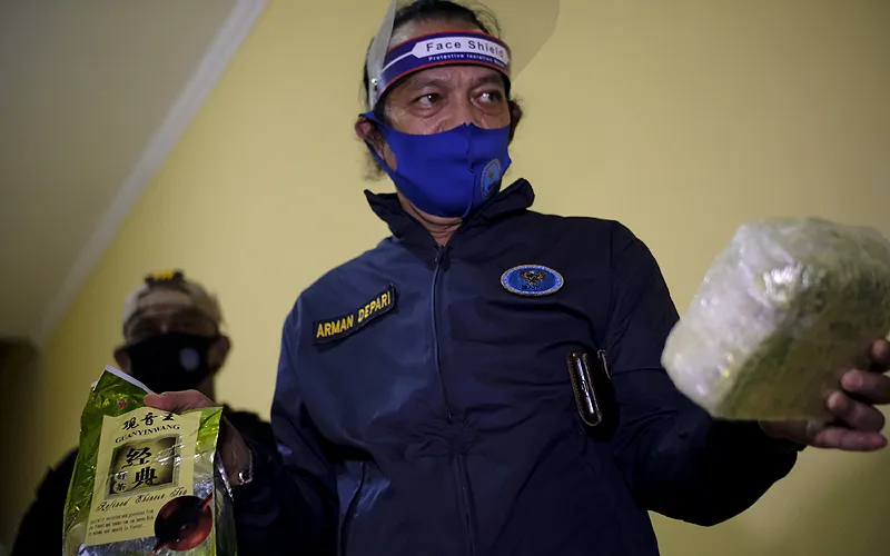 BNN berhasil menggagalkan penyelundupan sabu diperkirakan sebanyak kurang lebih 200 kilogram Jalan Prabu Sliwangi, Kecamatan cibodas.Sabu dimasukkan ke dalam karung berisi biji jagung yang dibawa dari Sumatera utara. Robisar Nainggolan
