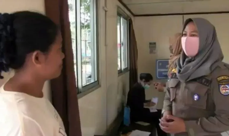 Seorang ibu jadikan anaknya sebagai jaminan karena tak bisa bayar uang denda masker (Inews)