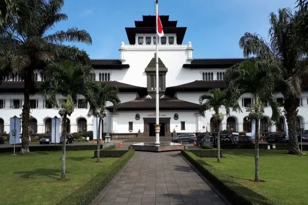 Gedung Sate Tutup 2 Pekan Karena Corona, Kang Emil Didesak Lakukan Ini. (idntimes).