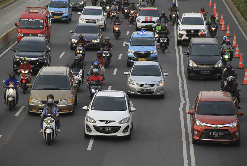 Pemprov DKI Jakarta kembali memberlakukan sistem pembatasan kendaraan bermotor berdasarkan nomor polisi ganjil dan genap mulai hari ini, Senin (03/08). Ulin Nuha/law-justice.co