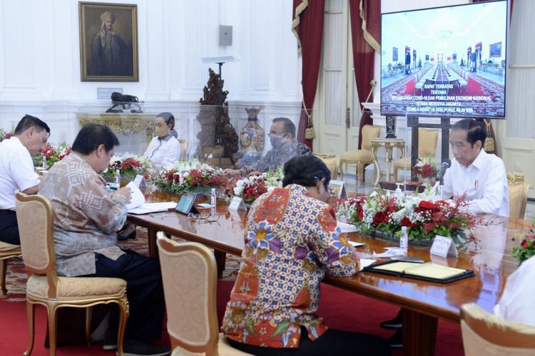 Ini Kata Istana soal Jokowi & Sejumlah Menteri Rapat Tak Pakai Masker. (Kompas.com).