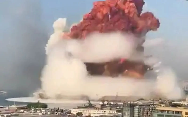 Dua Ledakan Bak Bom Atom Guncang Ibu Kota Lebanon, 73 Orang Tewas. (Bisnis).
