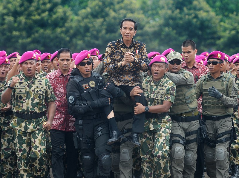 Presiden Jokowi dan anggota TNI (okezone)