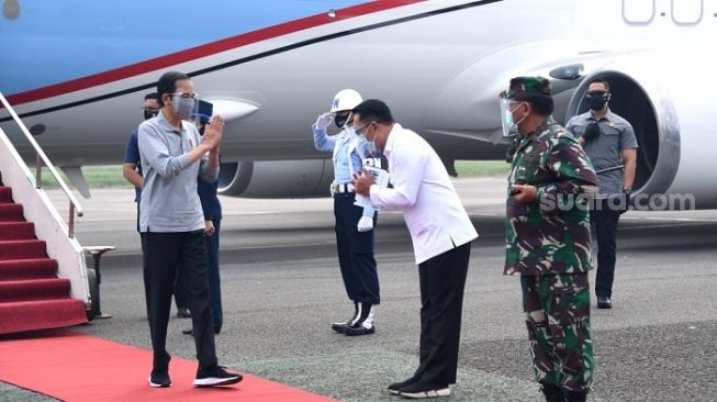 Gubernur Jabar Ridwan Kamil saat menyambut kedatangan Presiden Jokowi di Pangkalan TNI AU Bandung. (istimewa).