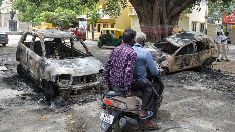 Bentrokan di Bengaluru India, menyusul unggahan provokatif tentang nabi Muhammad yang dilakukan seorang warga (Manjunath Kiran/AFP/Al Jazeera)