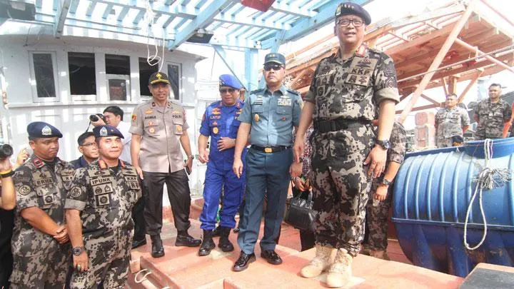 Menteri Kelautan dan Perikanan Edhy Prabowo (kanan) meninjau kapal pencuri ikan Vietnam di Stasiun Pengawasan Sumber Daya Kelautan dan Perikanan (PSDKP) Pontianak di Sungai Rengas, Kabupaten Kubu Raya, Kalimantan Barat, Kamis, 9 Januari 2020.(Antara) 