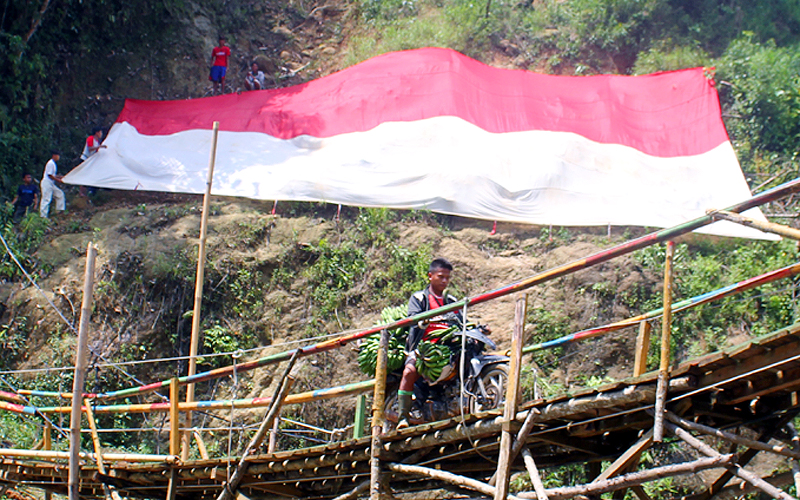 Perayaan Kemerdekaan Republik Indonesia dilakukan di tebing dekat jembatan Cibeurang. Mereka ingin mengetuk hati Pemerintah agar jembatan tersebut segera diperbaiki. Robinsar Nainggolan