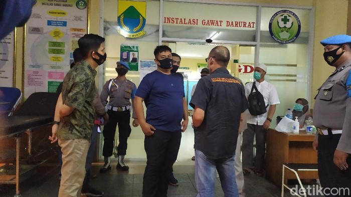 Kapolres Cianjur AKBP Moch Rifai datangi IGD RSUD Sayang cek anggotanya yang jadi korban pembacokan geng motor. (Foto: Ismet Selamet/detikcom).
