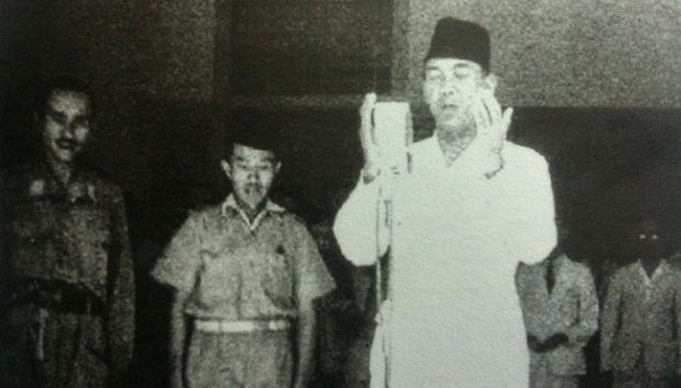  Bung Karno saat mengucapkan doa syukur atas Kemerdekaan Indonesia pada 17 Agustus 1745 (Repro)