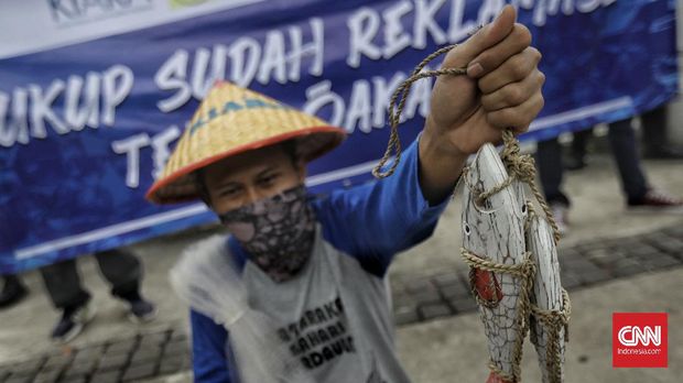 Penolakan terhadap reklamasi oleh nelayan pun terjadi di Jakarta. Mereka menilai reklamasi mematikan sumber mata pencaharian sekaligus merusak lingkungan. (CNN Indonesia/Bisma Septalisma)