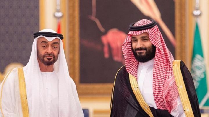 Putra Mahkota Abu Dhabi Sheikh Mohammed bin Zayed al Nahyan berfoto bersama Putra Mahkota Saudi Mohammed bin Salman di Jeddah, Arab Saudi, 6 Juni 2018.[REUTERS]
