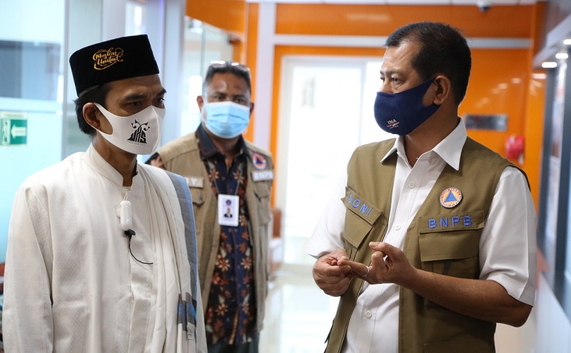Ustaz Abdul Somad berbincang langsung dengan Kepala BNPB, Letjen TNI Doni Monardo saat bersilaturahmi ke kantor BNPB, Jakarta Pusat, Rabu (26/8/2020). (Foto: Dok BNPB)