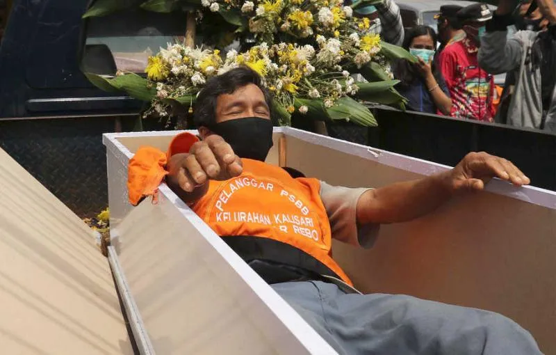Pelanggar PSBB transisi dimasukkan ke dalam peti mati (beritasatu)