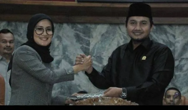 Ketua DPRD Lebak Dindin Nurohmat (kanan) bersama Bupati Lebak Iti Octavia Jayabaya (kiri) saat Rapat Paripurna Reses 1 Tahun 2020. (Sumber: Instagram Dindin Nurohmat @Din2nurohmat)