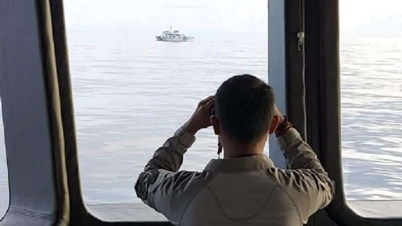 Foto: Bakamla RI Bayangi dan Usir Kapal Coast Guard China di Laut Natuna Utara. (CNBC).