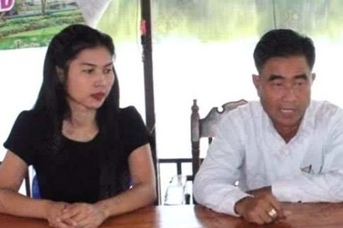 Tambon Prasert didampingi istri terbarunya, Nam Fon (27), saat memberi keterangan kepada wartawan perihal istrinya yang berjumlah hingga 120 orang. (Grid.id).
