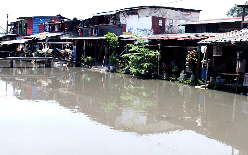 Warga Kampung Kojan, Jakarta Barat, DKI Jakarta dilintasi Kali Kojan, saat ini harus waspada jika musim hujan turun karena pemukiman mereka pasti terendam banjir.