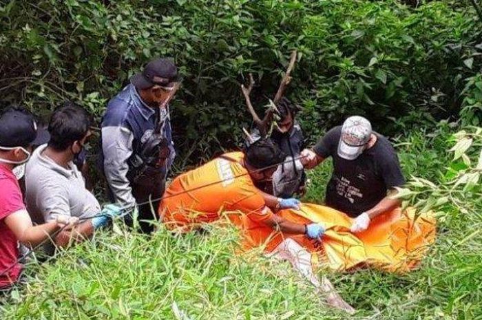 PERSONEL Polres Tanah Karo melakukan evakuasi jenazah Mr X yang ditemukan di jurang kawasan Tahura, Jumat (19/9/2020) kemarin. Belakangan diketahui Mr X adalah Asiong, korban pembunuhan sadis. (tribun).