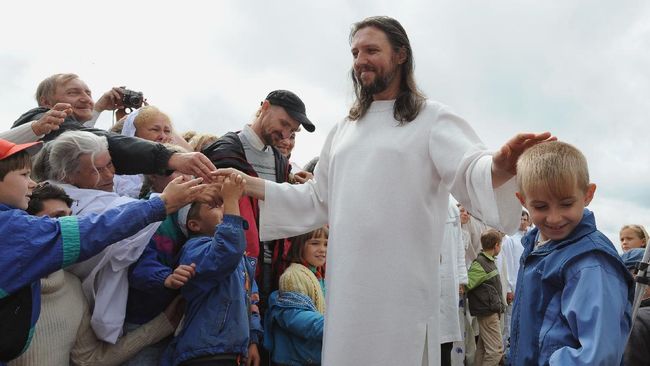 Lelaki Rusia, Sergei Torop, yang mengaku sebagai titisan Yesus ditangkap aparat keamanan. (AFP/ALEXANDER NEMENOV)