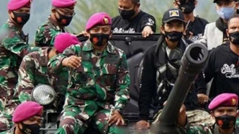 Tak Hanya Pengawalan, Marinir TNI Pinjami Ustad Abdul Somad Senjata. (Viva).