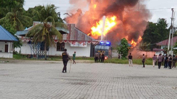 Massa rusak kantor Bupati Keerom, Papua. (Wilpret Siagian/detikcom)