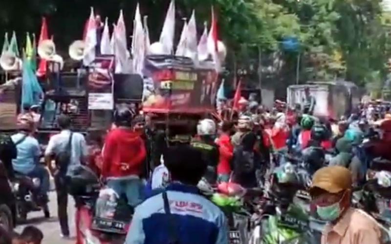 Demo Akbar Buruh Tolak Omnibus Law. (Agusto)