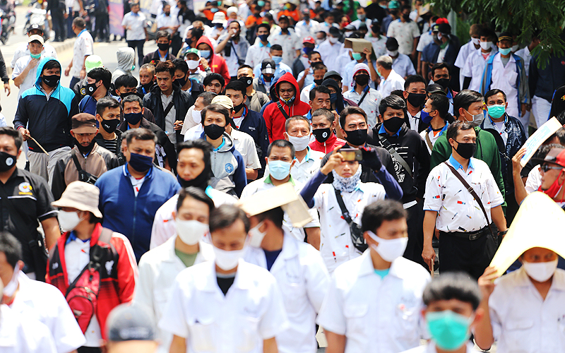 Ribuan buruh melakukan aksi mogok kerja di Kota Tangerang, Banten, Selasa (6/10). Aksi mogok kerja tersebut sebagai bentuk kekecewaan buruh atas pengesahan Undang-Undang Cipta Kerja yang dianggap merugikan kaum buruh. Robinsar Naiggolan