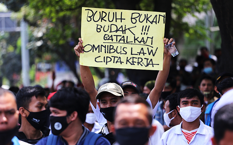 Ribuan buruh melakukan aksi mogok kerja di Kota Tangerang, Banten, Selasa (6/10). Aksi mogok kerja tersebut sebagai bentuk kekecewaan buruh atas pengesahan Undang-Undang Cipta Kerja yang dianggap merugikan kaum buruh. Robinsar Naiggolan
