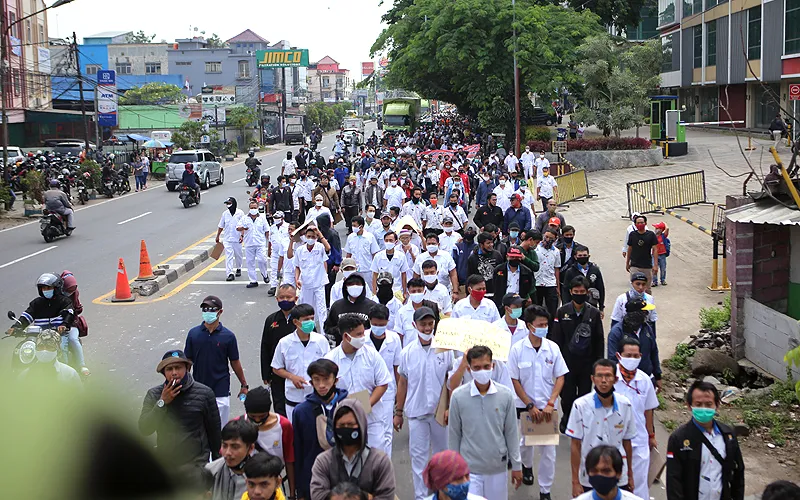Ribuan buruh melakukan aksi mogok kerja di Kota Tangerang, Banten, Selasa (6/10). Aksi mogok kerja tersebut sebagai bentuk kekecewaan buruh atas pengesahan Undang-Undang Cipta Kerja yang dianggap merugikan kaum buruh. Robinsar Naiggolan
