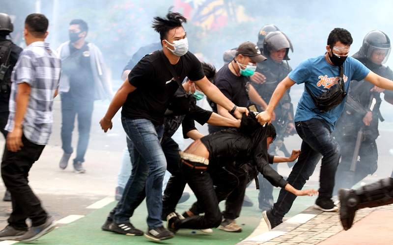 Polisi menangkap puluhan massa demonstran menolak UU Omnibus Law di kawasan Patung Kuda, Jakarta Pusat pada Kamis (8/10). Hingga saat ini belum ada keterangan resmi dari Kepolisian berapa jumlah demonstran yang ditangkap. Robinsar Nainggolan
