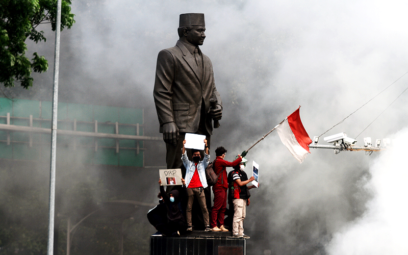 Unjuk rasa menolak UU Omnibus Law di sekitar Patung Kuda Jakarta Pusat ricuh, Kamis (8/10). Ribuan massa yang berusaha bergerak menuju istana dihalau oleh polisi, bentrok antara massa dengan aparat polisi tak terhindarkan. Robinsar Nainggolan