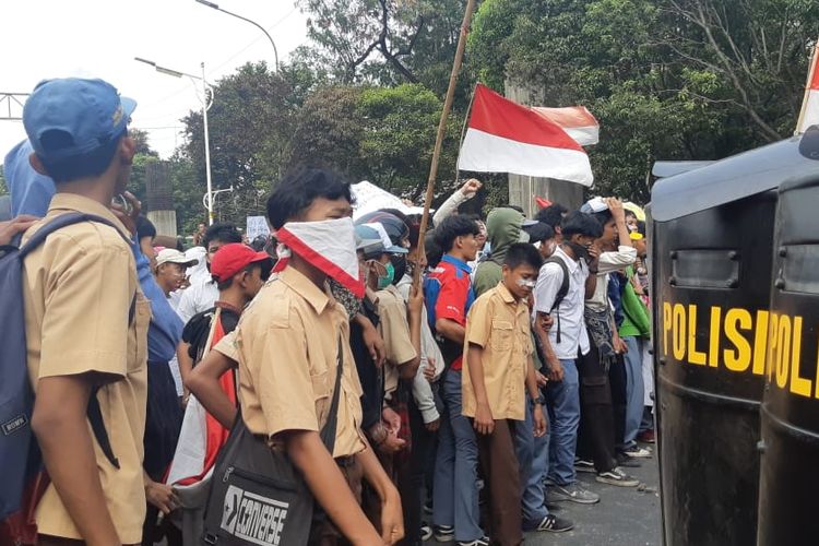 Polisi amankan pelajar yang mau demo tolak UU Cipta Kerja di Jakarta (kompas)