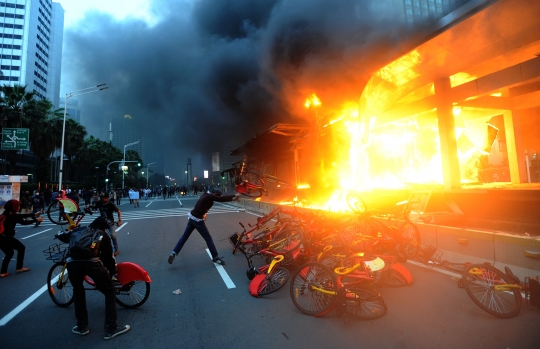 Aksi Tolak UU Ciptaker Memanas, Halte Transjakarta Bundaran HI Dibakar. (merdeka).