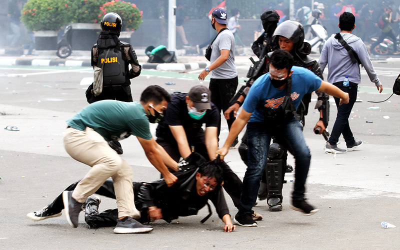 Polisi menangkap puluhan massa demonstran menolak UU Omnibus Law di kawasan Patung Kuda, Jakarta Pusat pada Kamis (8/10). Hingga saat ini belum ada keterangan resmi dari Kepolisian berapa jumlah demonstran yang ditangkap. Robinsar Nainggolan