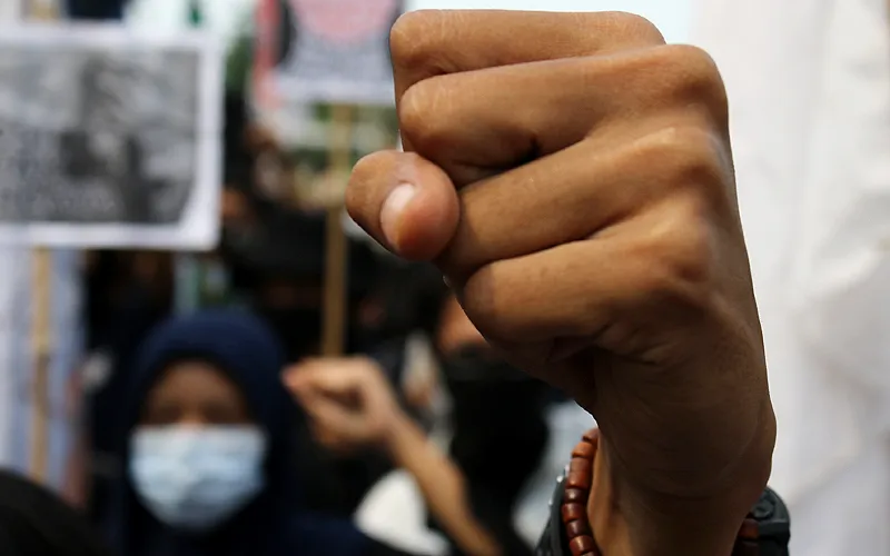 Ratusan mahasiswa mengepung Gedung Pusat Pemerintah Kota Tangerang dalam aksi menolak Undang-undang Omnibus Law Cipta Kerja, Senin (12/10). Selain berorasi, dalam aksinya juga mereka membakar ban, tampak para aparat disiagakan mengamankan aksi unjuk rasa tersebut. Robinsar Nainggolan