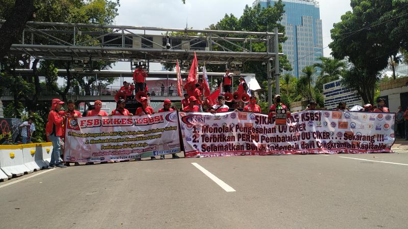Aksi unjuk rasa buruh tolak UU Cipta Kerja (Foto: Law-Justice/Rommy Yudhistira)