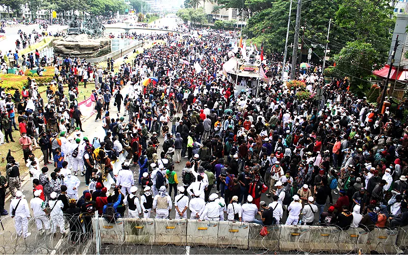Persaudaraan Alumni 212 menggelar aksi demonstrasi penolakan omnibus law Undang-Undang Cipta Kerja di silang Monas, Selasa (13/10). Robinsar Nainggolan