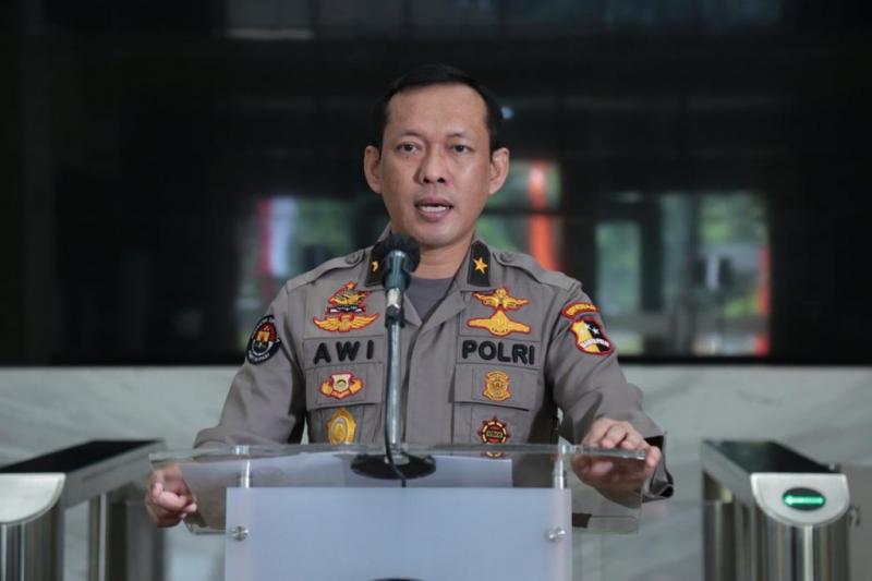 Karopenmas Mabes Polri Brigjen Awi Setiyono menegaskan akan menindak anggota Polri yang terlibat dalam kasus penyimpangan seksual(akurat)
